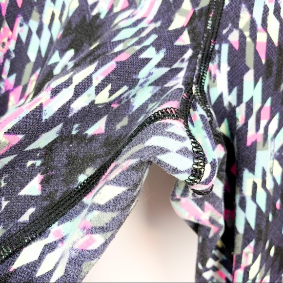 Victoria's Secret Athletic Patterned Capri Leggings - Picture 4 of 8